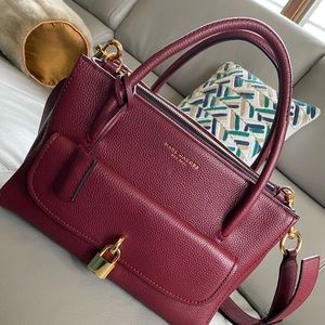 Marc Jacobs
Lock That Leather Tote Bag. PRICE FIRM